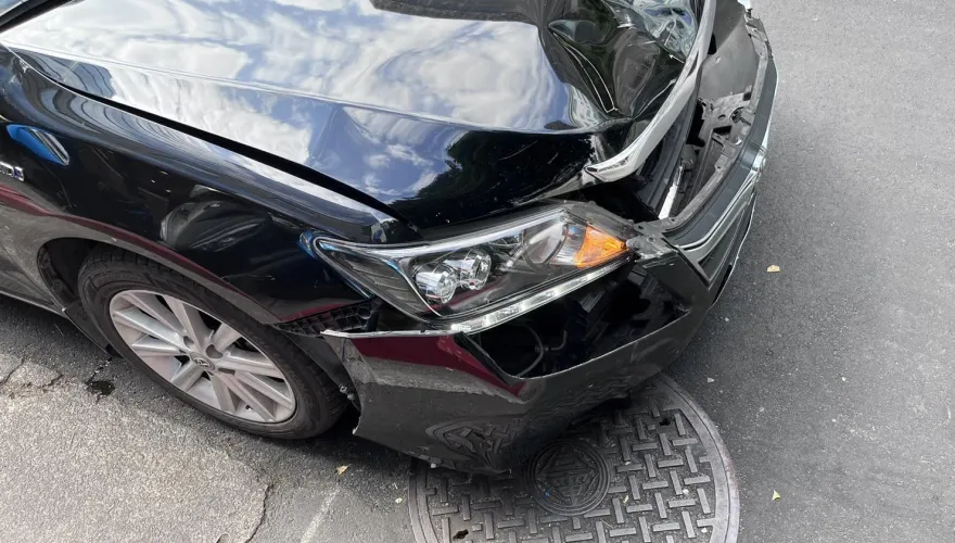 影/趕時間？北市機車男不遵守號誌撞毀轎車車頭　慘摔送醫