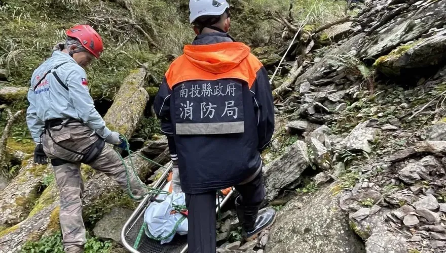 影/開心健行淪悲劇一齣！老翁失足跌落200m深山谷　救援隊急出動仍回天乏術