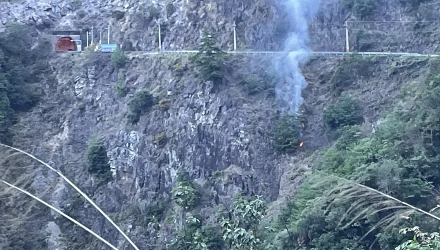 影/看監視器一驚...中橫便道懸崖莫名「突起火竄白煙」　消防緊急出動