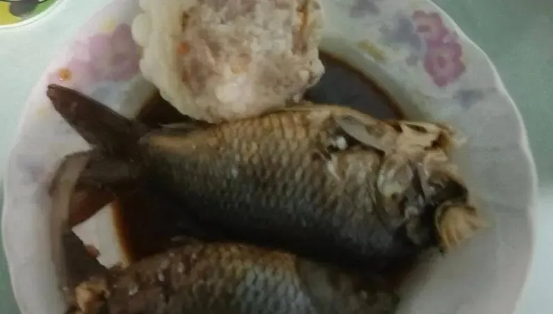 他吃2條「蔥燒鯽魚」...給500等找錢　未料竟不夠網笑「月球買來的？」
