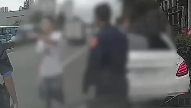 影/停等紅燈被叭！賓士男狂飆1.4公里攔車「亮刀恐嚇」　巧遇巡邏警秒被逮