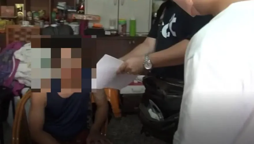 影/台中警上門抓藥頭乖乖就逮　原來他染毒「腳腫如麵龜」跑不掉