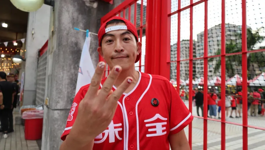 中職台灣大賽/資深龍迷趙駿亞到場力挺！霸氣喊話：今天一定會拿下勝利