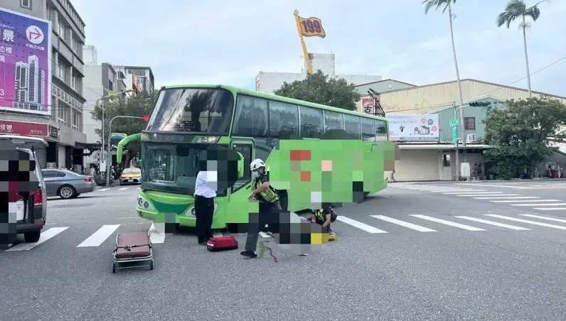 花蓮遊覽車轉彎撞9旬老翁！疑因視線死角險奪命