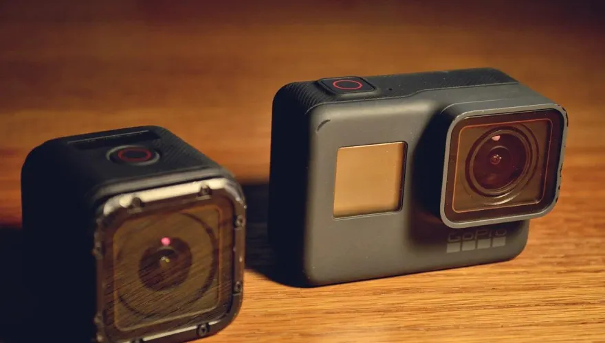 交往7年！妹子送男友GoPro　竟錄到「他跟好兄弟滾床」網：廠商應送妳配件