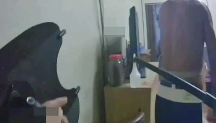 影/對峙畫面曝！「賺比較多要請客」高雄男砍死朋友　警辣椒水壓制