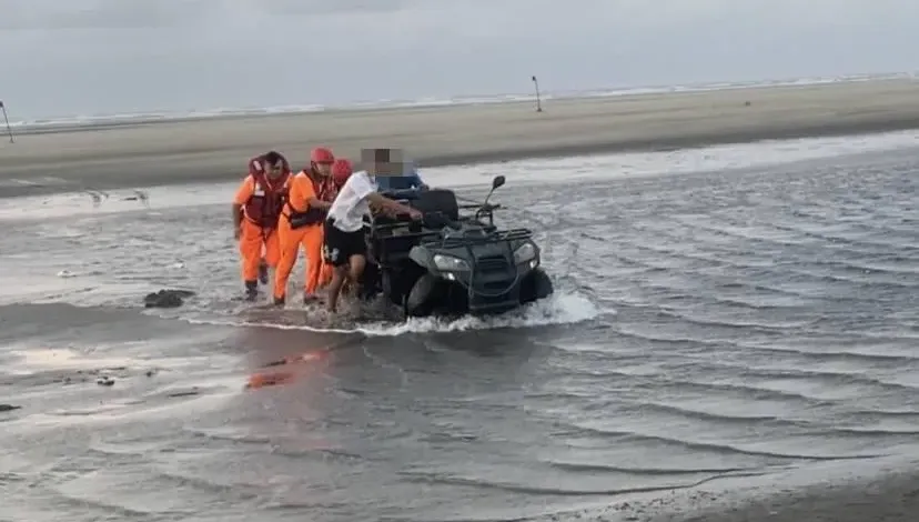 影/台中遊客駕搬運車陷大安海濱沙灘「前輪損壞變形」　海巡2神器急救援