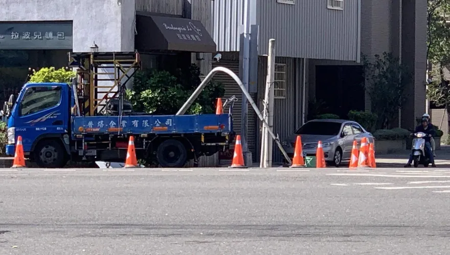 影/謙卑的紅綠燈！台中大貨車未收吊臂扯斷電線　整座連根拔起