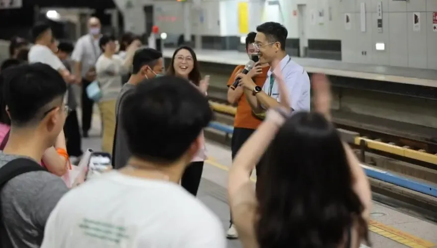 影/耳朵懷孕了！高捷站長高歌疏散人潮「Coldplay散場後的加碼」