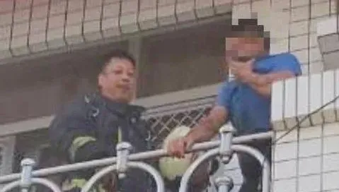 快訊/彰化民宅火警竄濃煙！　男住戶受困3樓陽台被救下
