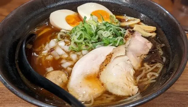 減肥要吃飯還是麵？營養師曝「熱量最高5大麵類」路邊攤羹麵、小菜少碰