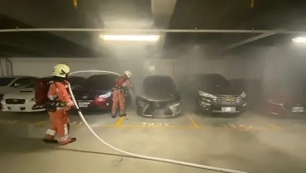影/直擊！竹科聯發科停車場火燒車竄紅光濃煙　灑水系統2分鐘撲滅