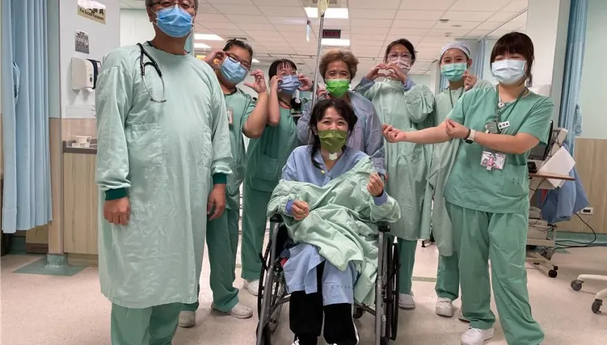 看不見肺臟 !女腹痛住院洗肺60天順利出院 「第一次句話」惹哭護理師