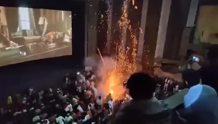 影/主角登場太興奮！印度粉絲電影院嗨放煙火　民眾尖叫四處竄逃