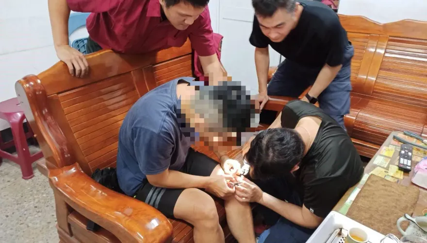 屏東男釣魚霸氣甩竿　下秒「鉤到自己膝蓋」！急衝消防局求救