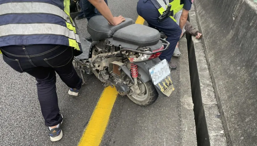 快訊/太危險了！74歲翁騎機車逆向誤闖國3竹崎段　他遭轎車撞翻頭部受創送醫