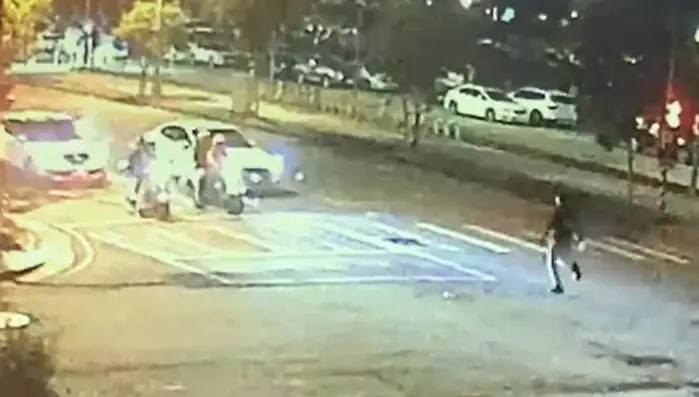 影/台中怪男趁「停等紅燈」亂開車門　女駕駛嚇壞急報警