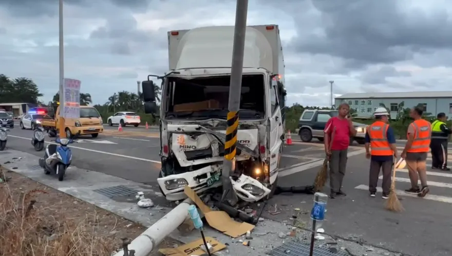快訊/台東2車停紅燈遭聯結車追撞！路邊電桿攔腰折斷　撞擊瞬間影像曝光