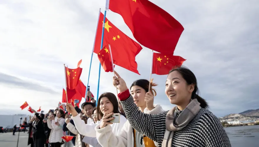 影/習拜會/習近平抵美登微博熱搜　在美華僑高舉國旗熱烈歡迎