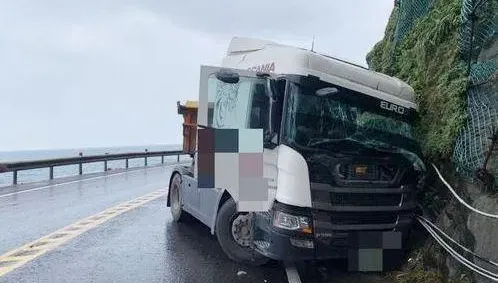 快訊/瑞芳台2線砂石車「失控撞山」車頭毀！還失控波及聯結車