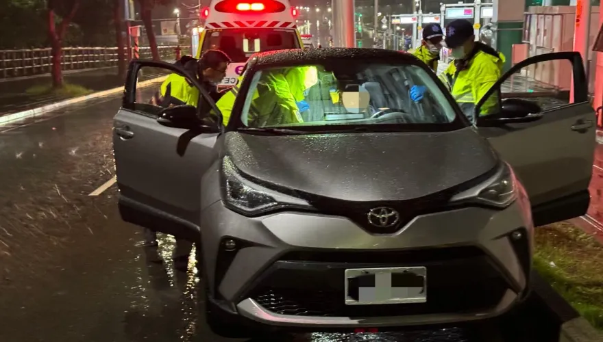 影/又是低血糖釀禍！淡水男開車擦撞輕軌護欄　警緊急救援幫拉手煞車