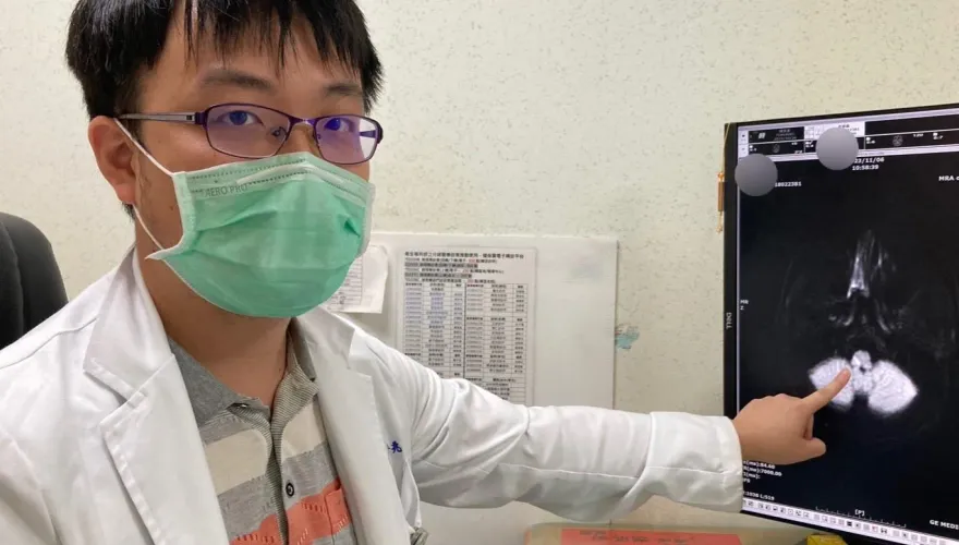 無臉歪嘴斜、沖熱水澡卻沒感覺　貨車司機竟診出「急性腦中風」