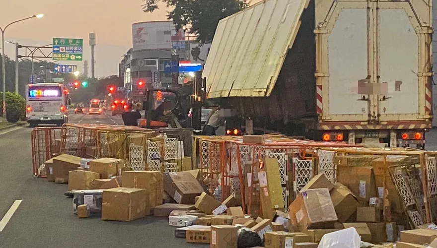 影/物流貨車醬油、橄欖油灑滿地　「側門未鎖緊」粗心駕駛恐罰萬元