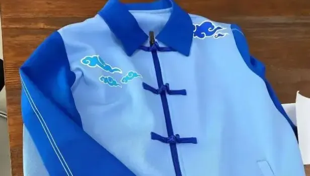 不吉利！孩子學校制服繡上祥雲　家長吐槽「像死人穿的壽衣」