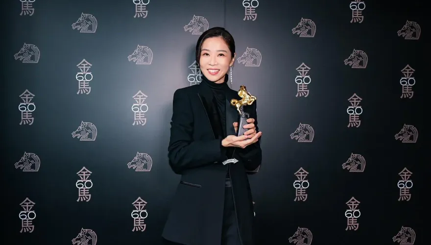 金馬60互動展揭幕！影后謝盈萱手握獎座嗨喊：希望可以拿到真的