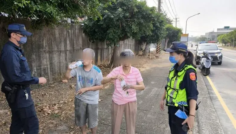 8旬慈母帶身障兒外出買蛋餅！徒步10多公里呆坐路旁　暖警協助返家