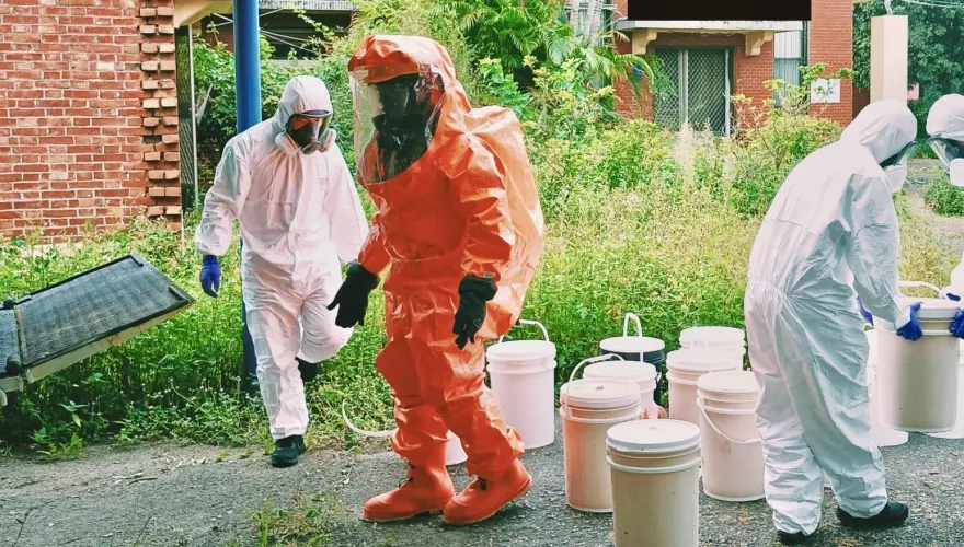 影/彰化角頭行動製毒車山區煉毒　公墓旁草木被毒枯警全副武裝搜索
