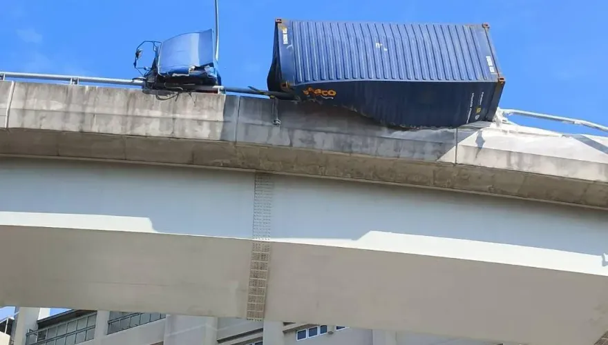 快訊/驚悚懸空畫面！高雄前鎮新生高架橋「貨櫃車自撞」　高掛近7樓高護欄