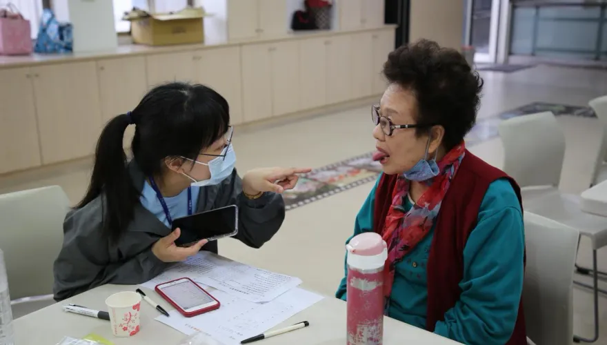 嗆咳頻繁要注意！每10位長者就有1人吞嚥障礙　嚴重引發吸入性肺炎