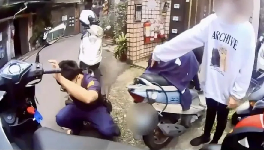 影/女大生機車卡水溝蓋動彈不得　暖警巧妙喬角度助脫困