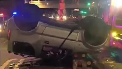 影/偷電纜又偷車！女竊賊狂飆躲警過彎翻車　見愛車撞爛車主「哭哭」
