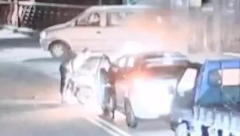 影/擦撞漏油起火！騎士淡定推車肇逃　路人看傻「不燙嗎」