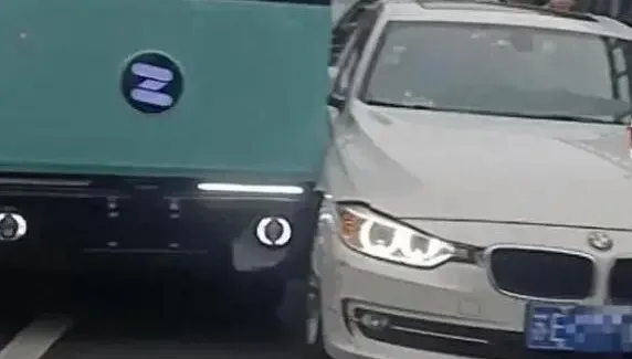 無人快遞車行駛中變換車道　意外擦撞後方「白色BMW」