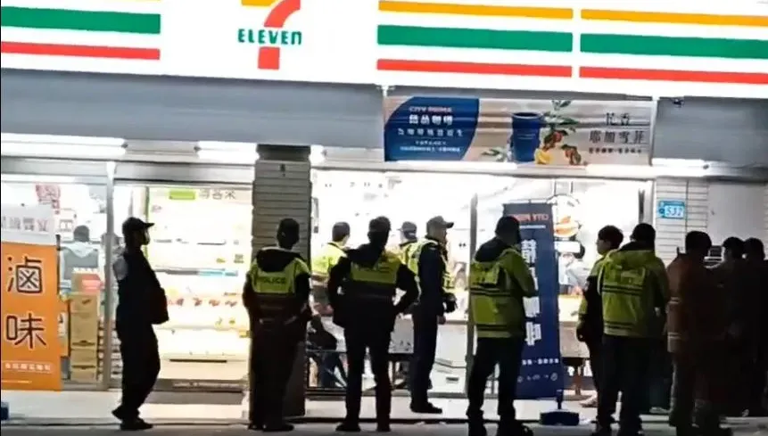 快訊/淡水驚傳超商內群架又開槍！群毆到一半「開了1槍」警逮人起出改造手槍