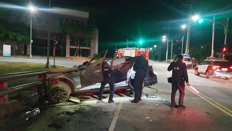 快訊/高雄大寮嚴重車禍！賓士失控自撞護欄「車頭全毀零件散」駕駛OHCA送醫不治