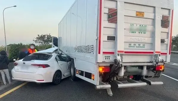 快訊／國1麻豆交流道嚴重車禍！　轎車車頭「整個撞爛」3人受傷