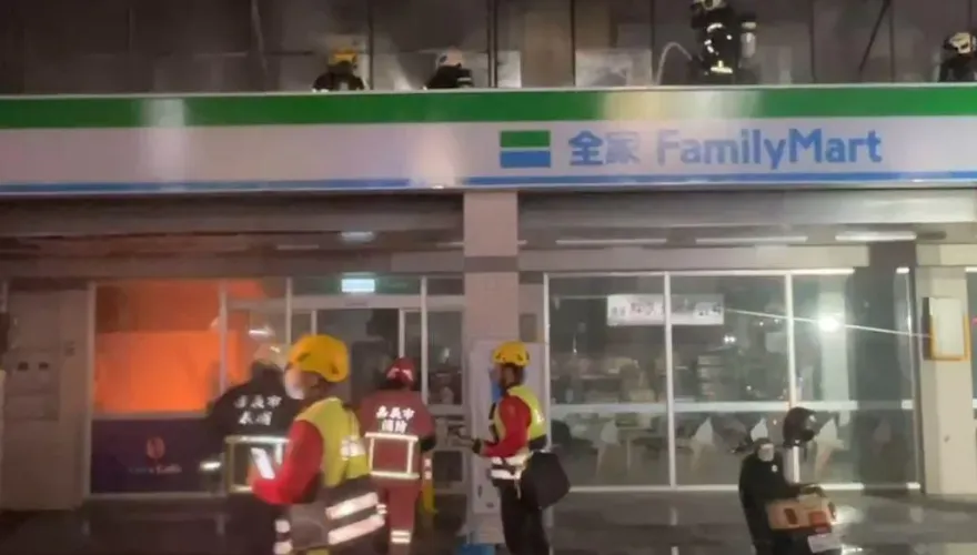 影/嘉義全家「頂樓失火」！延燒5戶4店家、隔壁50嵐全面燃燒