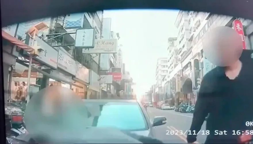 影/台中「假車禍真尋仇」？球棒隊先追撞　再把前車駕駛打到骨折