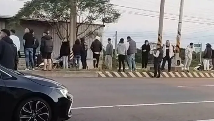 影/無畏低溫12°C！西濱湖口段清晨飆仔競速　眾人圍觀