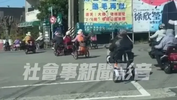 影/新竹奇景「18輛代步車隊」！還去參拜池府王爺廟　警：沒違規