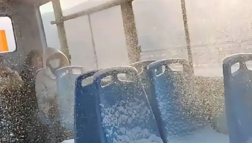 影/寒潮襲陸！積雪壓壞公車頂「雪花飄車廂」　乘客淡定：挺浪漫但有點冷