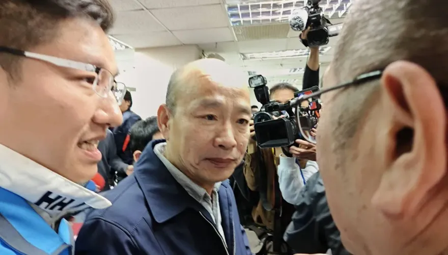 影/「辣個男人」出席中全會！　朱立倫嗨翻熊抱韓國瑜影片曝光