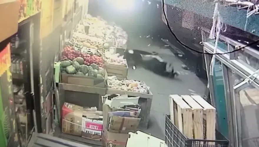 影/休旅車高速撞機車後逃逸　騎士連人帶車衝進路旁水果攤命危
