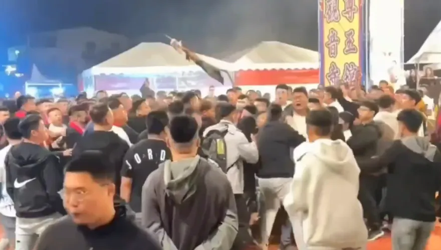 影/台南廟會大亂鬥！31歲男狂噴辣椒水　與陣頭爆發衝突畫面曝