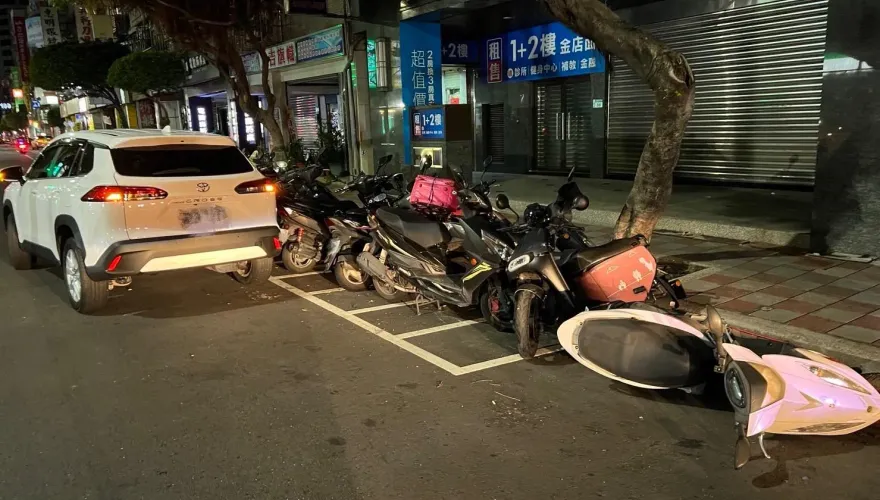 影/三重夜半驚見三寶！休旅車「斜撞」毀7機車　沒喝酒沒吃藥肇事原因仍不明