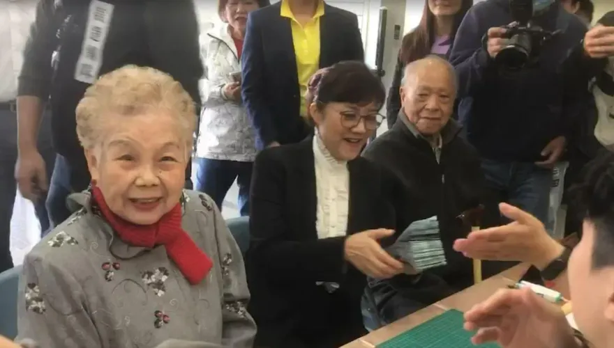 柯美蘭在父母陪同下登記參選　忘帶20萬保證金幕僚忙領錢